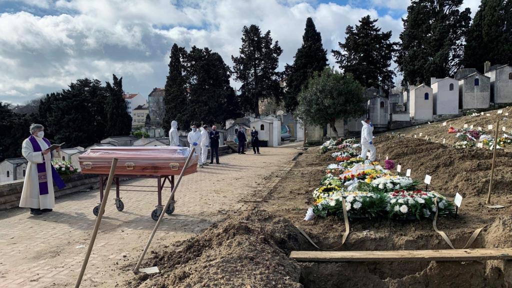 Un sacerdote oficia un responso en el cementerio de Alto de São João, el mayor de Portugal.