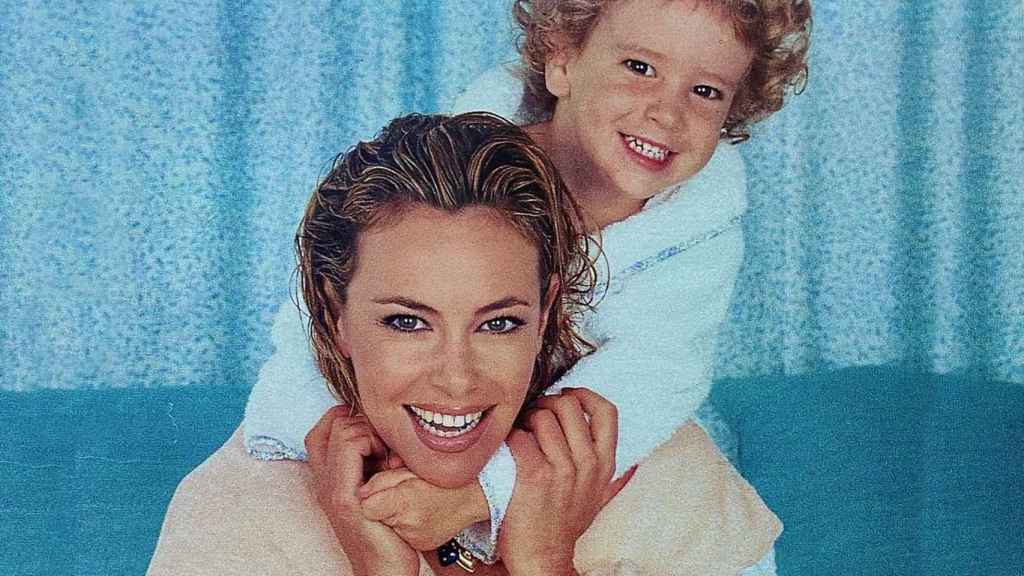 Ana Obregón junto a su hijo, Álex, de pequeño, en una imagen compartida en redes.