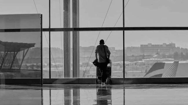 Un turista espera en un aeropuerto.