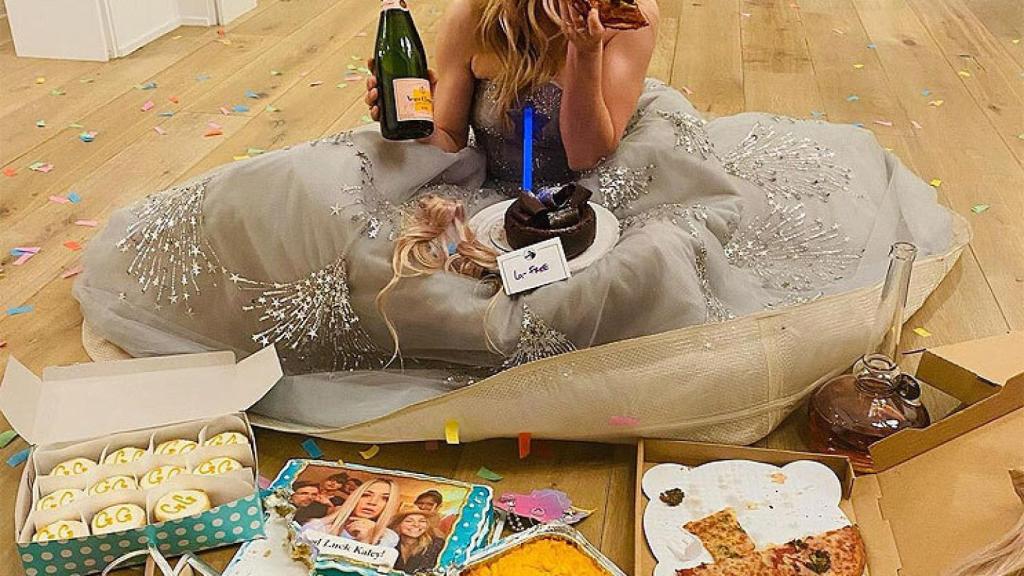 La actriz Kaley Cuoco, comiendo pizza en su casa.