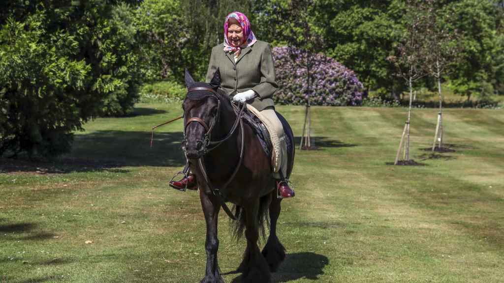 Isabel II en una imagen de archivo montando a caballo.