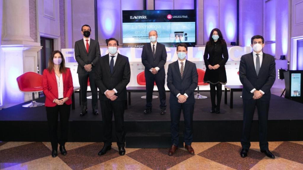 Imagen de familia de los ponentes en el Foro Legaltech de Invertia - EL ESPAÑOL