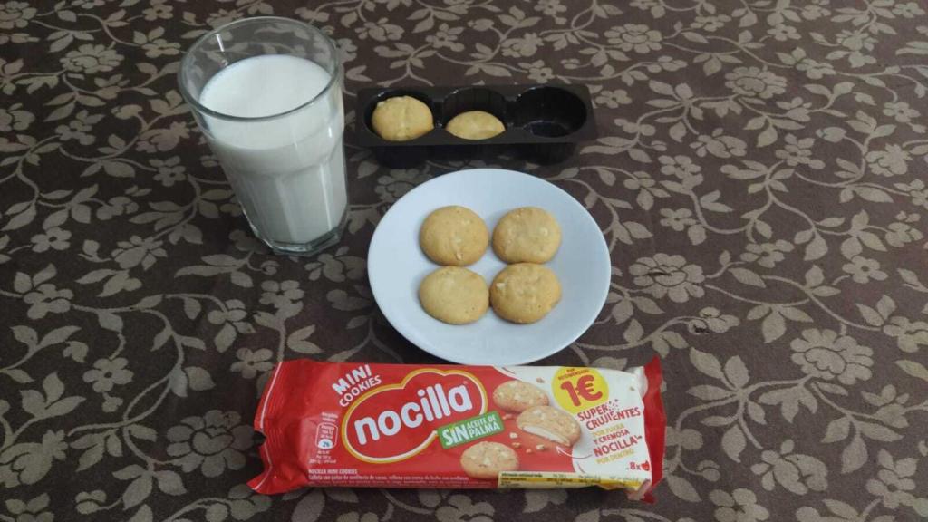 Las 'cokies' de Nocilla blanca, junto a un vaso con leche.