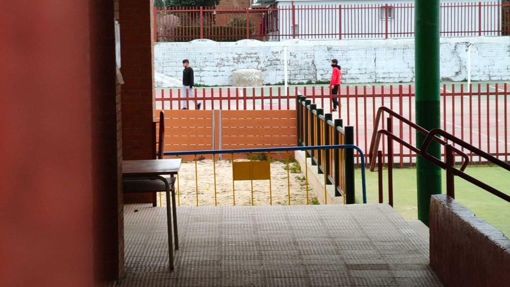Unos niños juegan al fútbol en un campo del Aben Hazam.