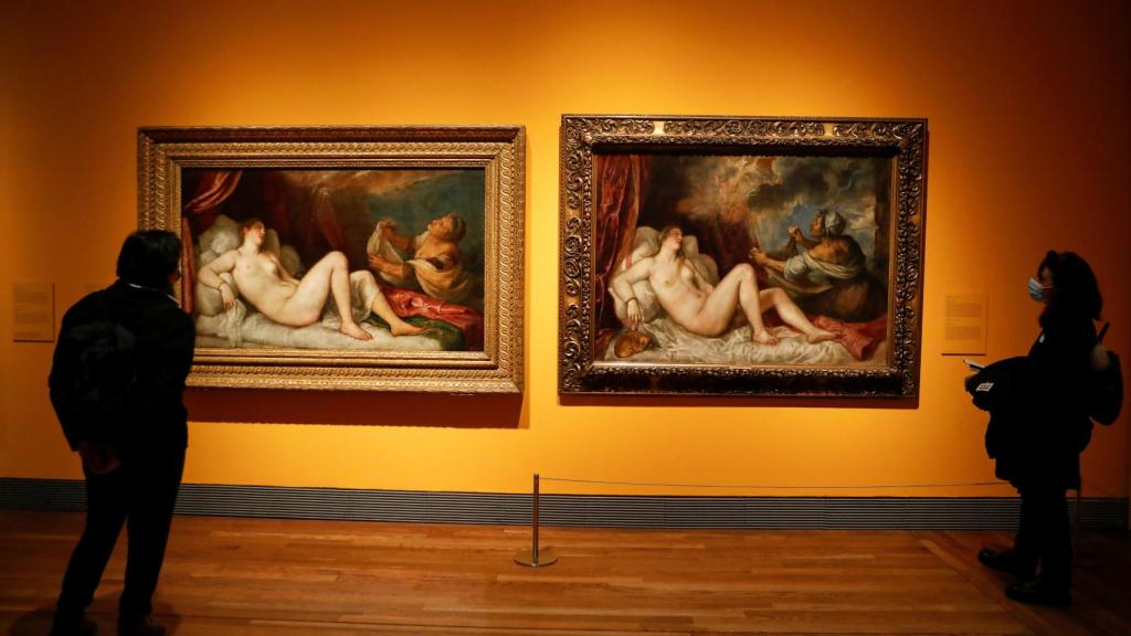 Las dos 'Dánae' de Tiziano, en la exposición 'Pasiones mitológicas'.