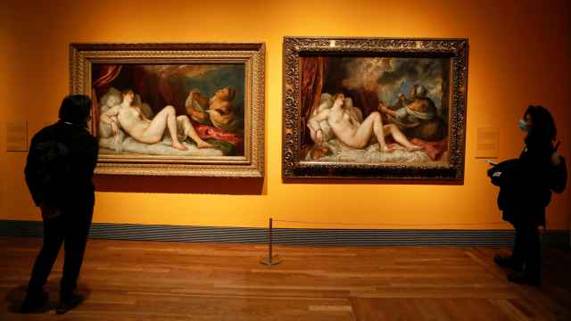 Las dos 'Dánae' de Tiziano, en la exposición 'Pasiones mitológicas'.