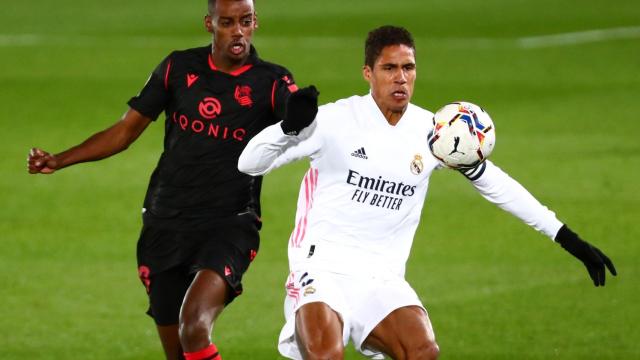 Raphael Varane defiende el balón de Alexander Isak