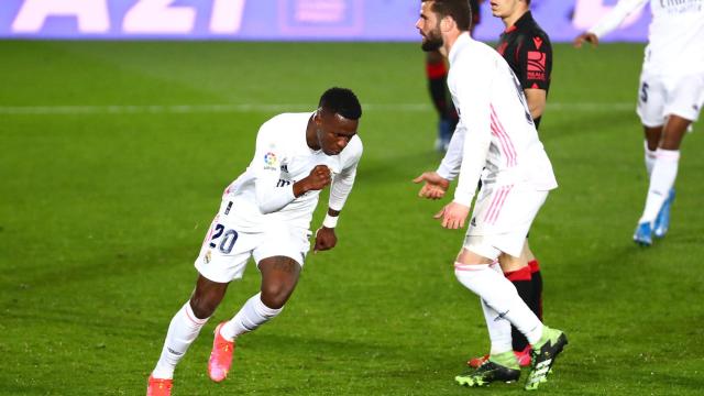 Vinicius celebra el gol del empate del Real Madrid a la Real Sociedad