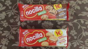 Los dos paquetes de las nuevas galletas de Nocilla. Arriba, rellenas de la crema de avellanas tradicional y, abajo, de la blanca.