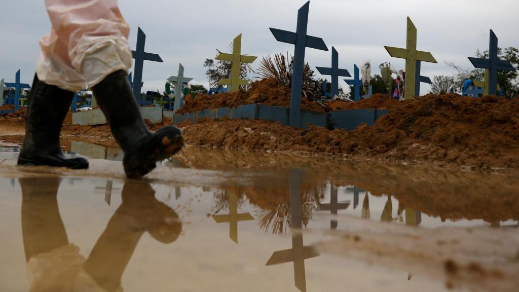 Tumbas de víctimas de la Covid-19 en Brasil.