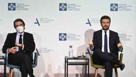 El expresidente del Gobierno José María Aznar (i) conversa con el presidente del PP, Pablo Casado.