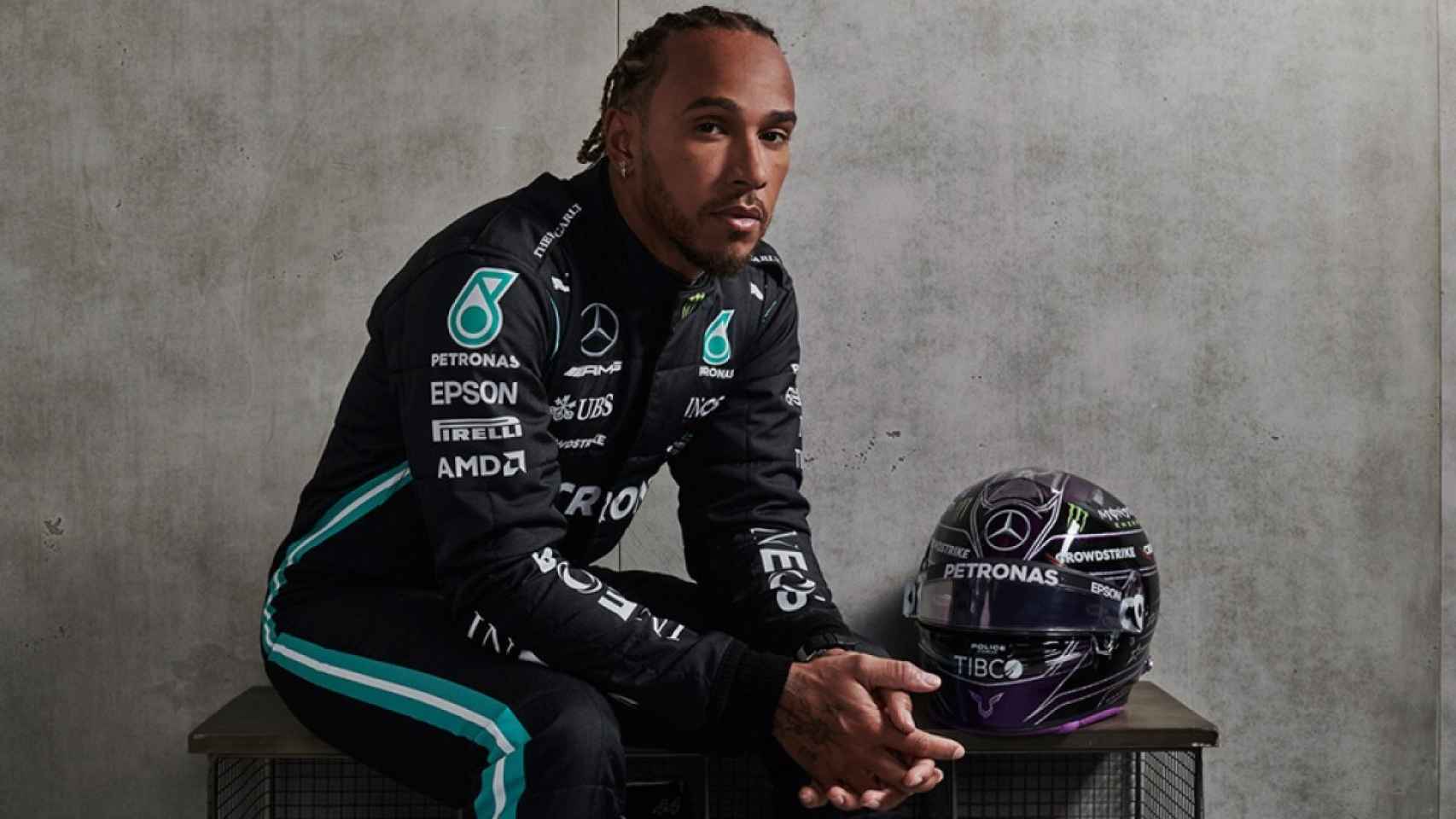 Lewis Hamilton, con su mono y su casco para 2021