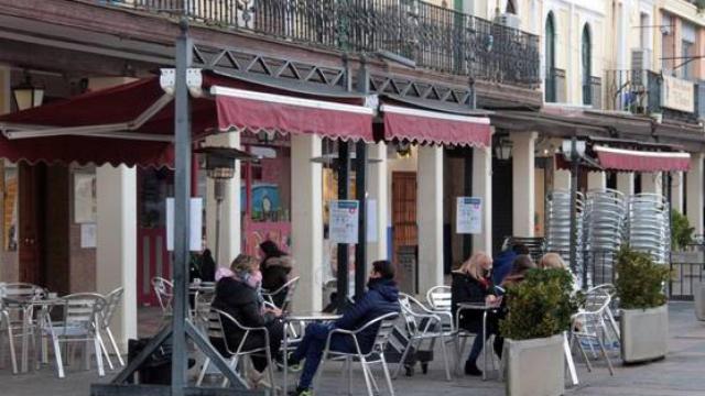 Castilla-La Mancha amplia el toque de queda en dos horas.