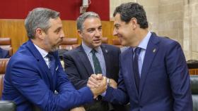 El presidente andaluz, Juanma Moreno, junto a los consejeros de Presidencia, Elías Bendodo, y de Hacienda, Juan Bravo.