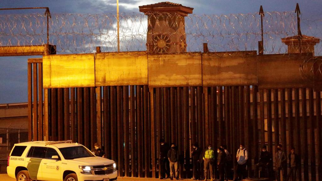 Migrantes detenidos en EEUU, junto a la frontera con Ciudad Juárez.