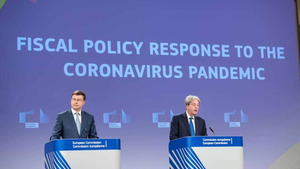 Valdis Dombrovskis y Paolo Gentiloni, durante la rueda de prensa de este miércoles