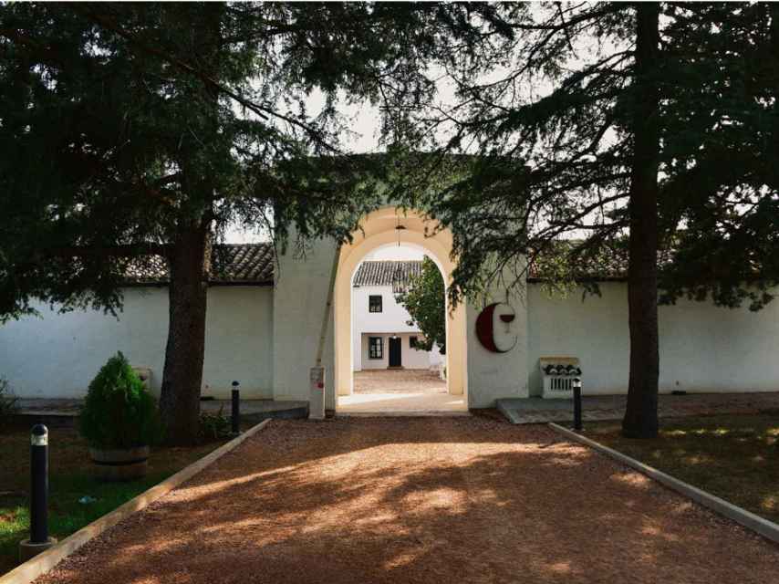 La estructura de la bodega es una mezcla de casona manchega y patio andaluz.