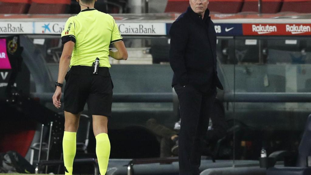 Ronald Koeman habla con Sánchez Martínez