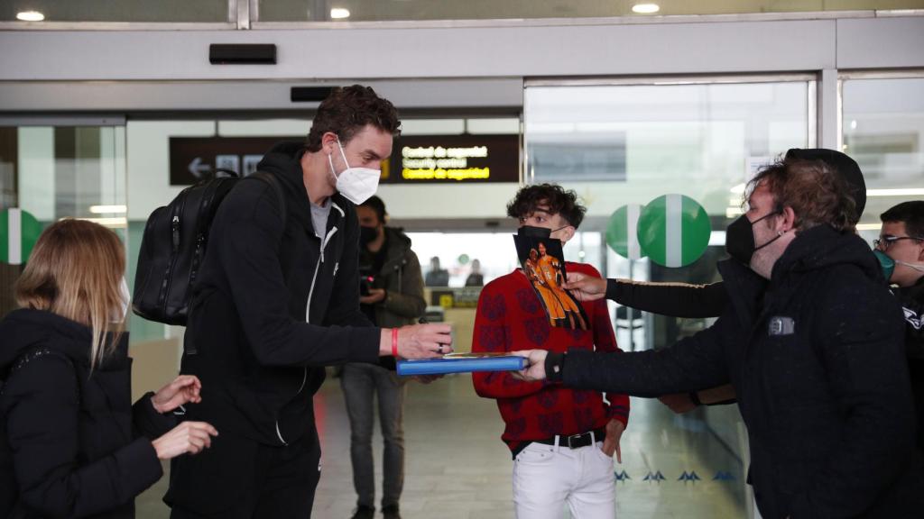 Pau Gasol, firmando un autógrafo a un seguidor a su llegada a Barcelona