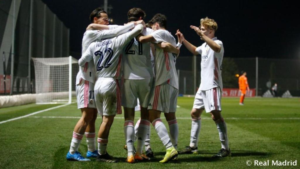 Piña de los jugadores del Real Madrid Castilla tras el gol de Latasa