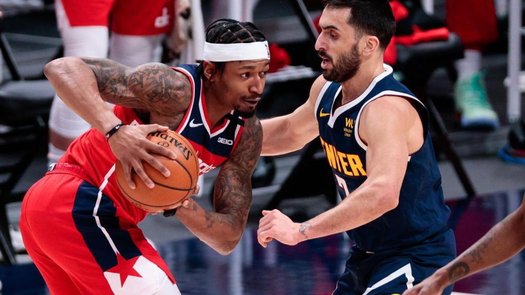 Facundo Campazzo defendiendo durante un partido de la NBA