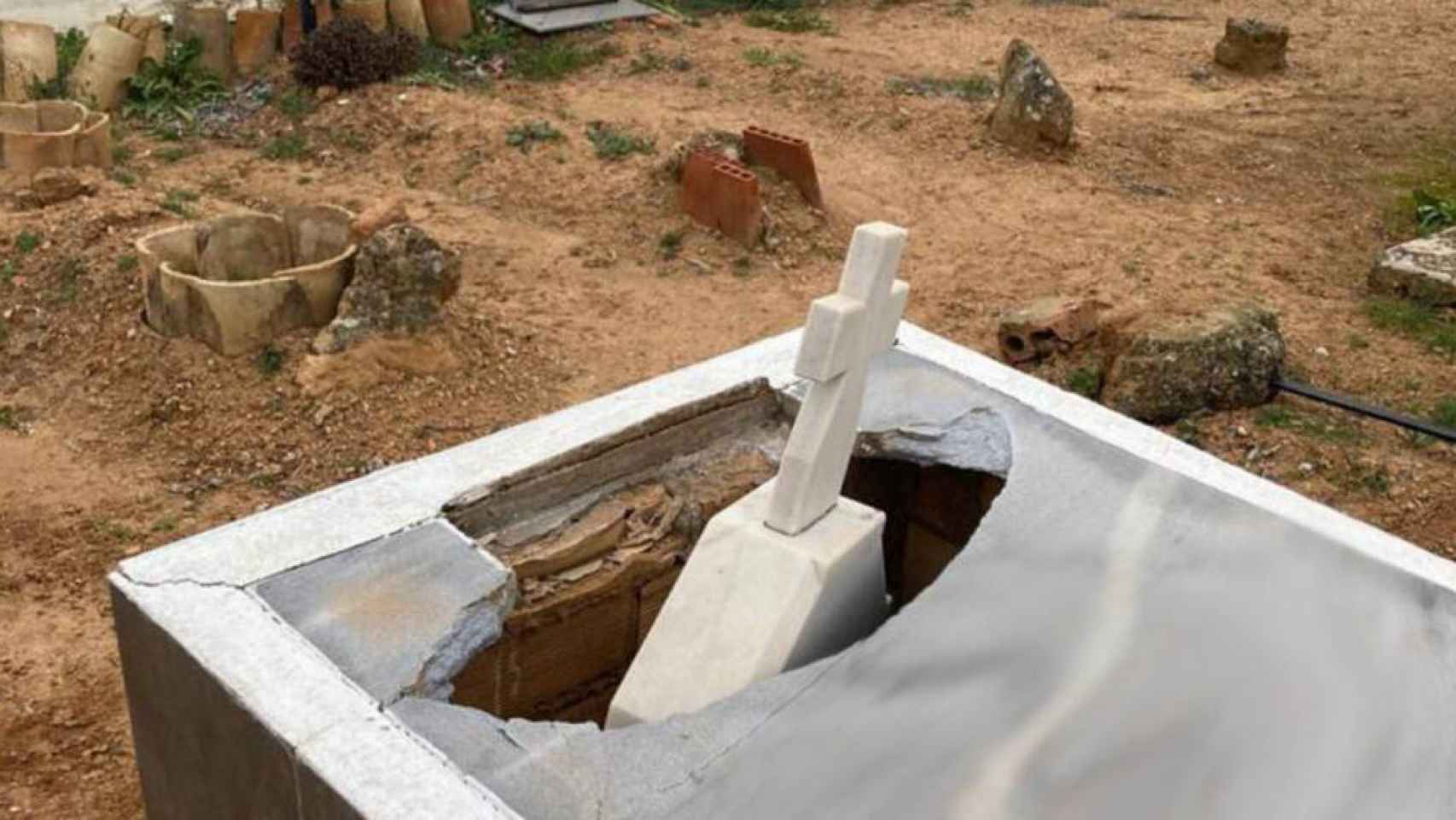 Una de las lápidas afectadas por los destrozos