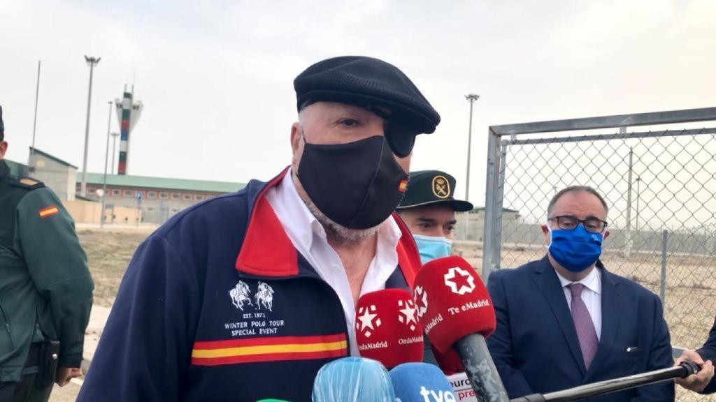 El excomisario José Manuel Villarejo comparece ante los medios al salir de la cárcel de Estremera.