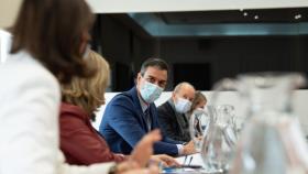 Pedro Sánchez, reunido con el núcleo duro del Gobierno para diseñar el plan de 'pasaportes de vacunación'.