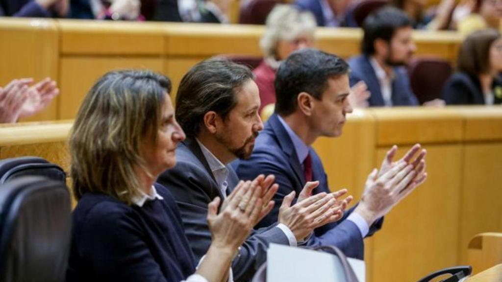 Teresa Ribera, vicepresidenta cuarta; Pablo Iglesias, vicepresidente segundo; y Pedro Sánchez, presidente del Gobierno, en el Senado.