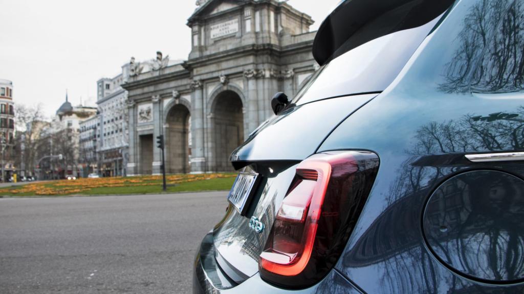 Con su batería de 42 kWh permite una autonomía de 320 kilómetros según la normativa WLTP.