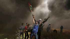 Manifestantes palestinos se manifiestan contra las tropas israelíes en la Franja de Gaza en una imagen de 2018.