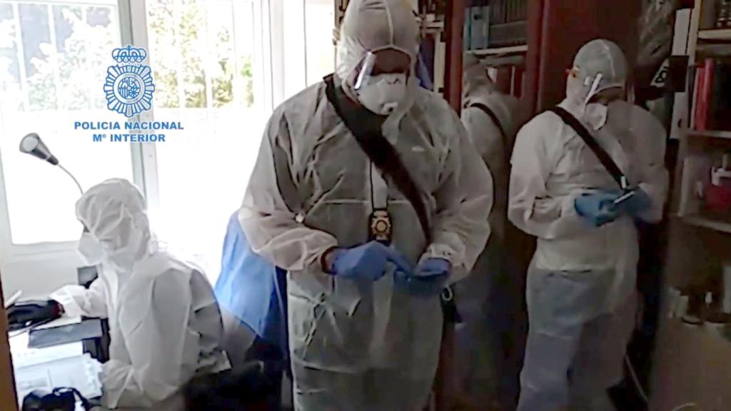 La Policía registra el domicilio del hombre.