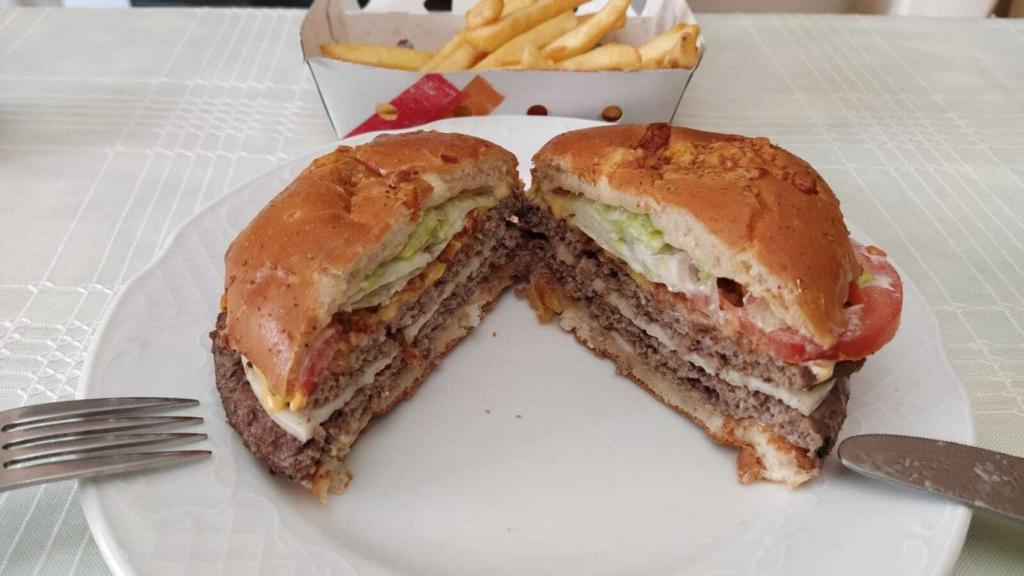 El interior de la hamburguesa 'Queen Cheese' con: dos carnes, queso gouda cabra, queso chédar, lechuga, tomate y cebolla 'crispy',