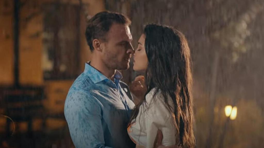 'Love is in the air', pese a ser una ficción romántica, carece de escenas sexuales.