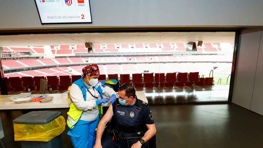 Un policía recibe la vacuna de AstraZeneca en el Wanda Metropolitano.