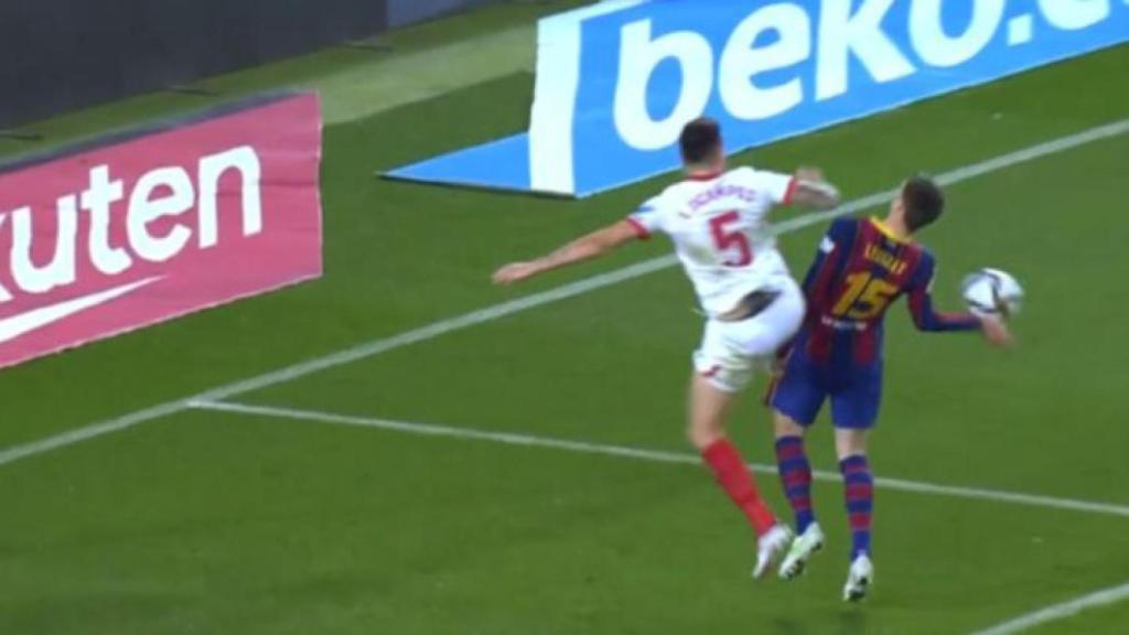 Mano de Lenglet dentro del área que no fue penalti
