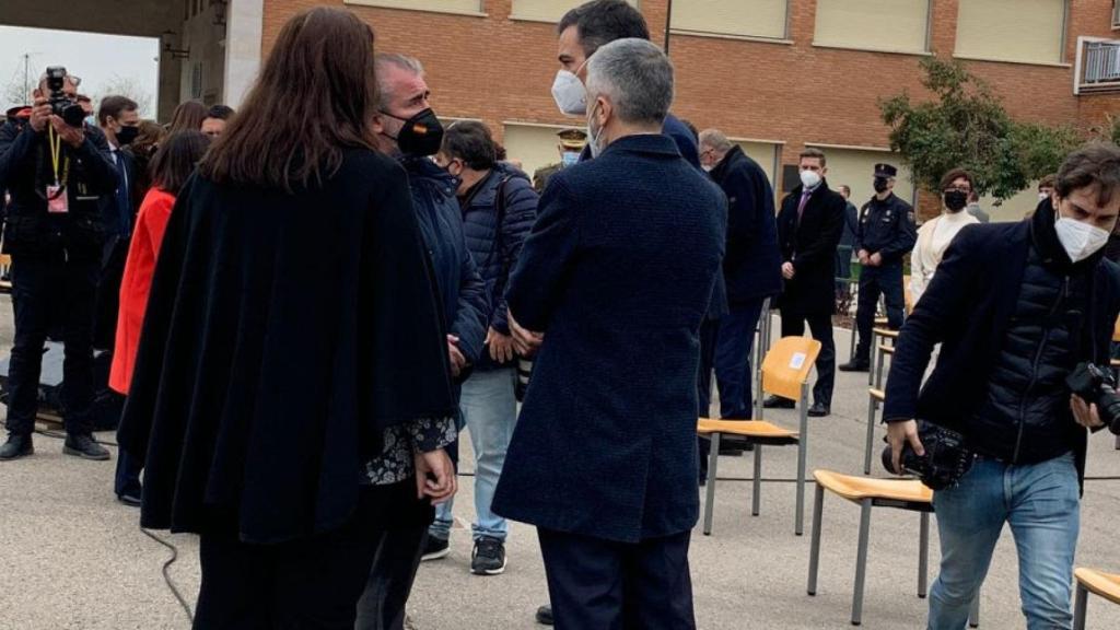 De izquda. a dcha. Maite Araluce y Miguel Folguera (de la AVT), se dirigen hacia Sánchez y Marlaska, ayer tras la destrucción de armas.