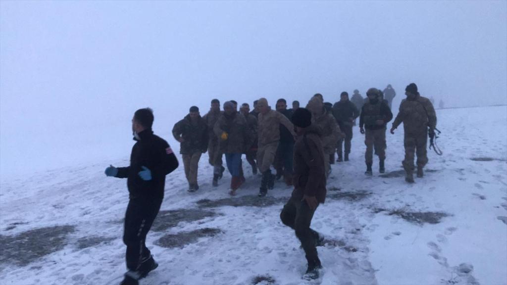 Equipos de rescate trasladan a uno de los heridos en el accidente de helicóptero ocurrido en Bitlis.