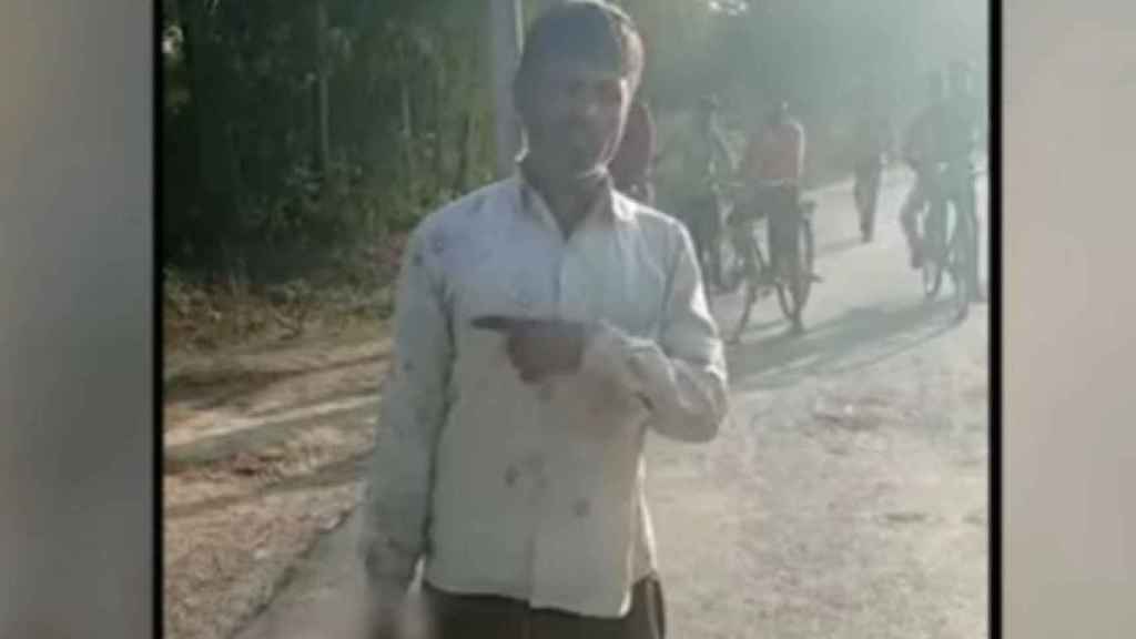 Un hombre decapita a su hija de 18 años y se entrega con su cabeza en la  mano a la Policía en la India
