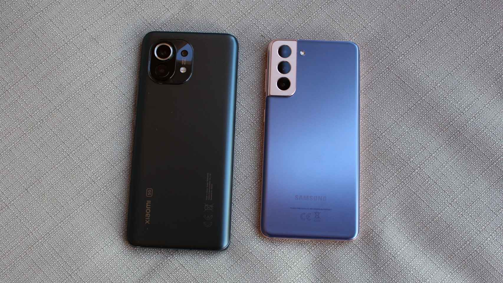 El Samsung Galaxy S21 (derecha) y el Xiaomi Mi 11 (izquierda) tienen distintos procesadores.