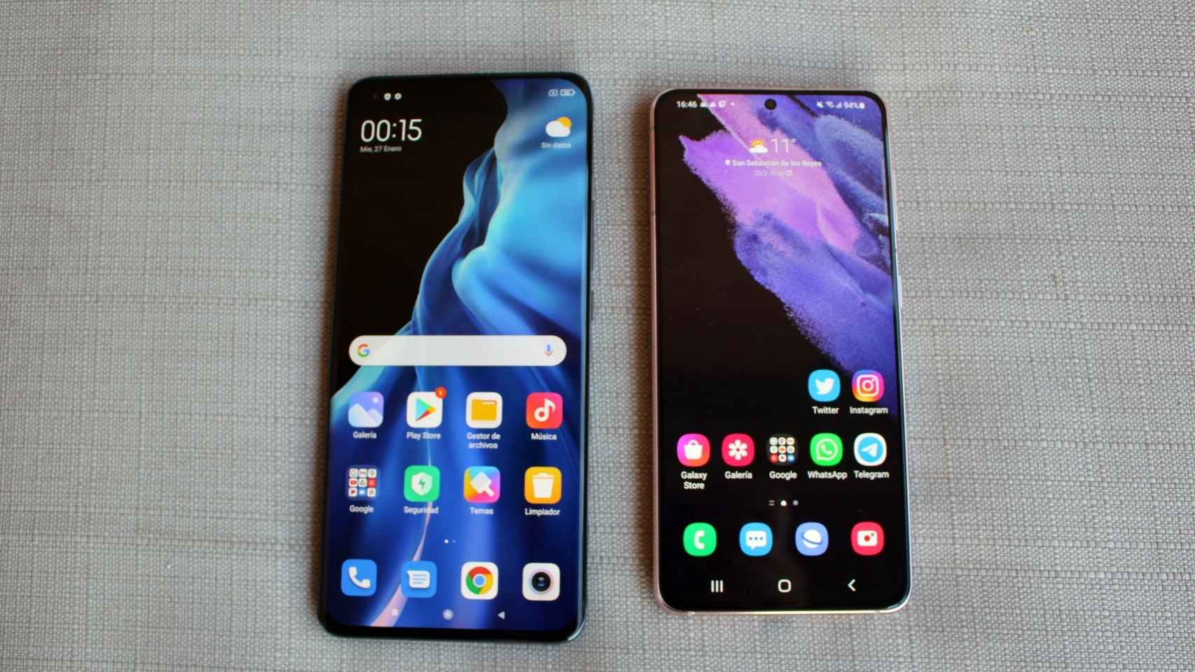 Así son las pantallas del Xiaomi Mi 11 (izquierda) y Samsung Galaxy S21 (derecha).