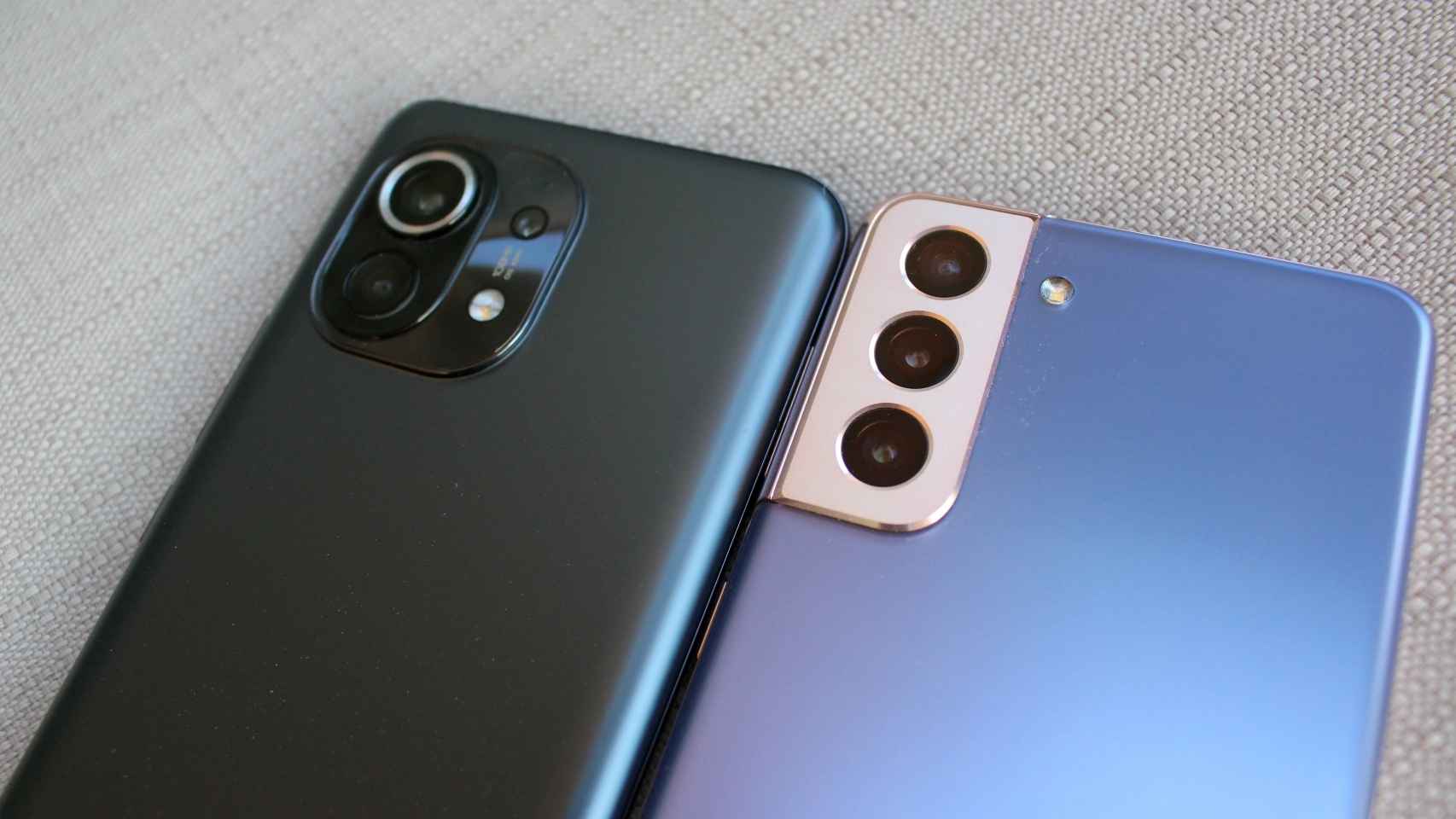 Los módulos de cámaras del Samsung Galaxy S21 (derecha) y  Xiaomi Mi 11 (izquierda).