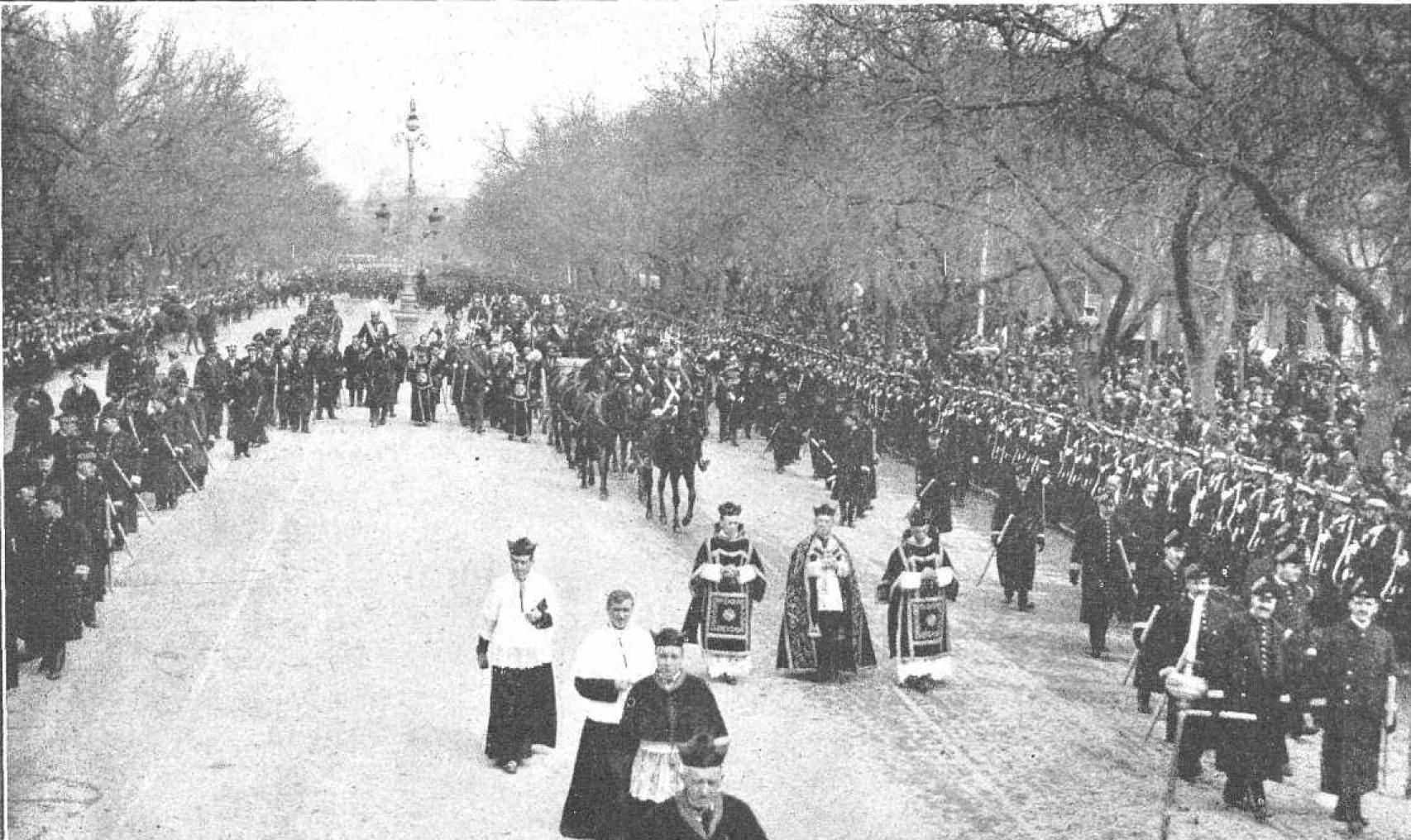 Funeral de Estado por Eduardo Dato, en una fotografía recogida en las páginas de 'Mundo gráfico'.