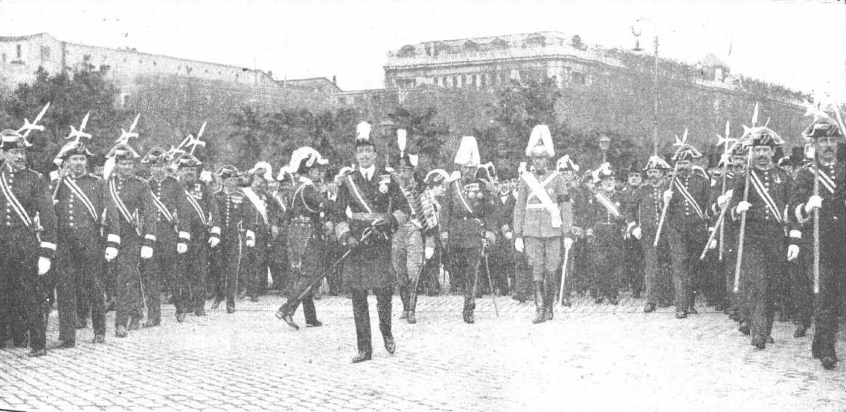 El rey Alfonso XIII, en el funeral del presidente del Consejo de Ministros.