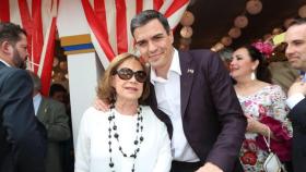 Amparo Rubiales, histórica feminista del PSOE, junto a Pedro Sánchez en una imagen de archivo en la feria de Sevilla.