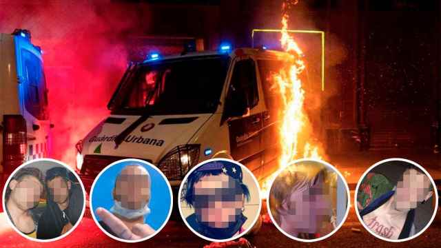 Los Mossos d'Esquadra han detenido a ocho personas relacionadas con la quema de un furgón policial con un agente dentro.