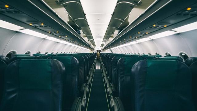 Interior de la cabina de pasajeros de un avión