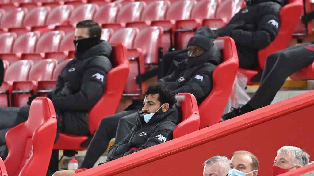 Mohamed Salah en la grada de Anfield tras ser cambiado