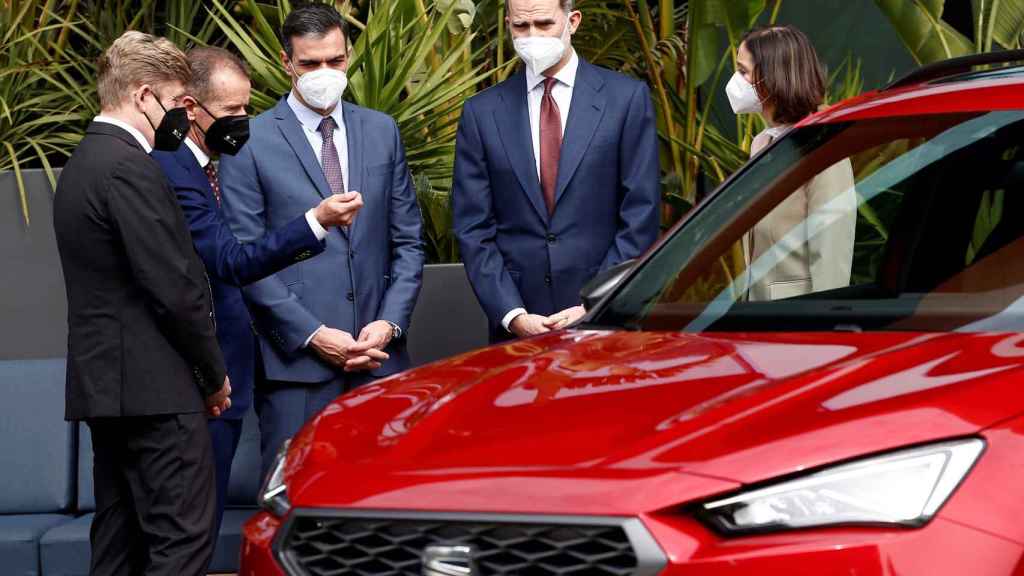 Vista del rey Felipe, el presidente Pedro Sánchesz y los directivos de VW a la planta de Seat.