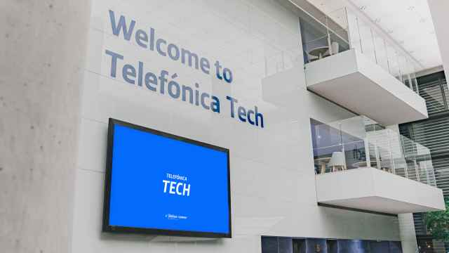 Imagen del logo de Telefónica Tech en unas oficinas de la compañía.